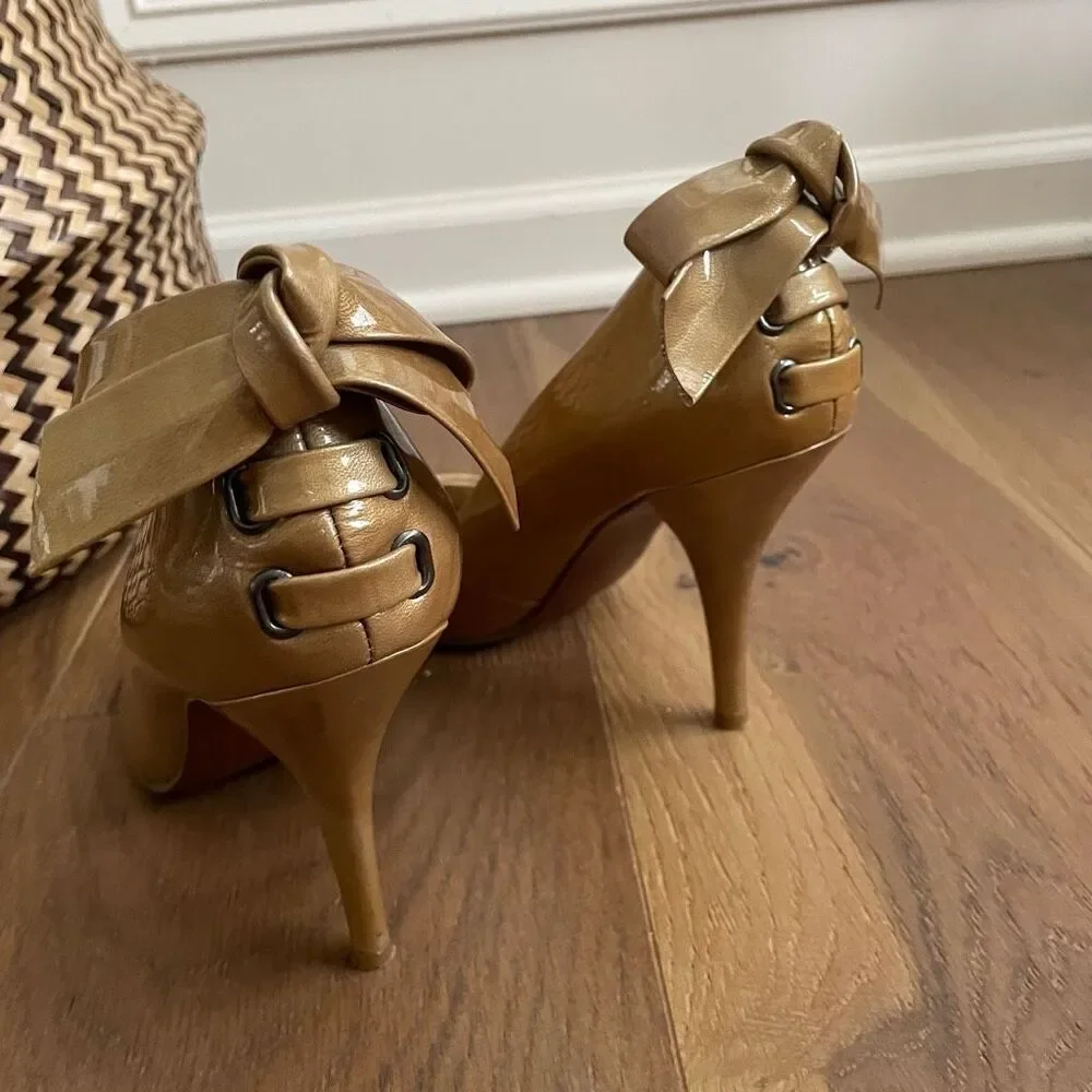 Enzo Angiolini Eamistle Natural Nude Champagne Patent Leather Peep Toe Heels Bow